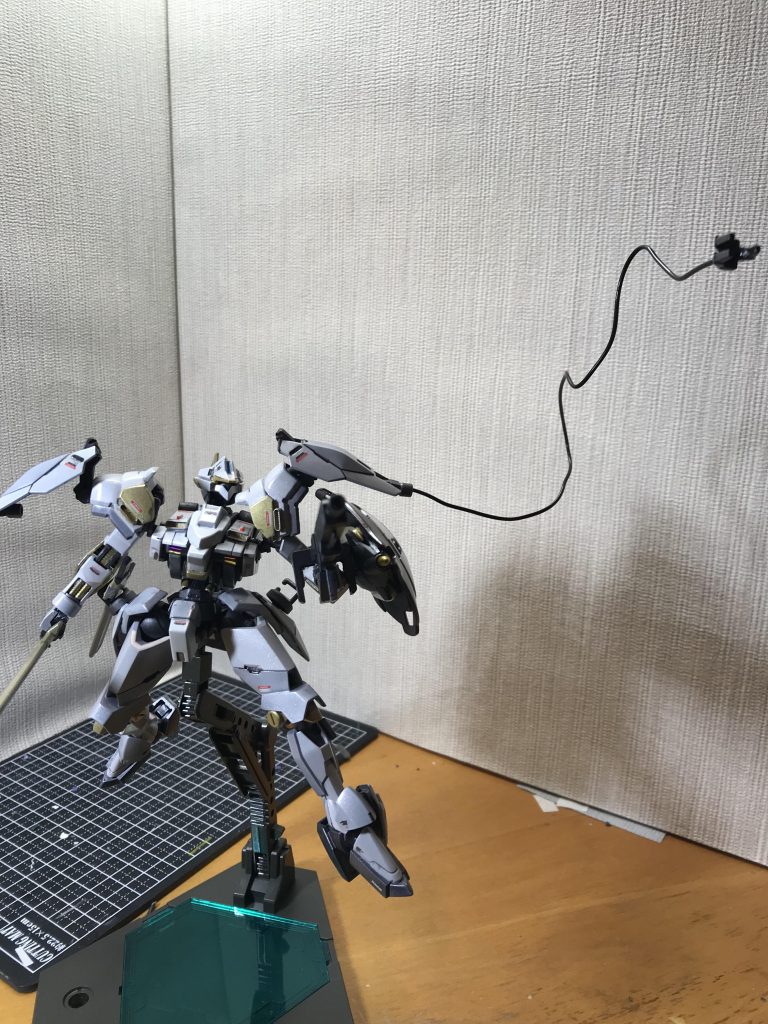 両肩のアーマー型のサブアームはアンカー射出が可能。阿頼耶識にてコントロールが可能。更に高電圧を放出する機能を備えている。