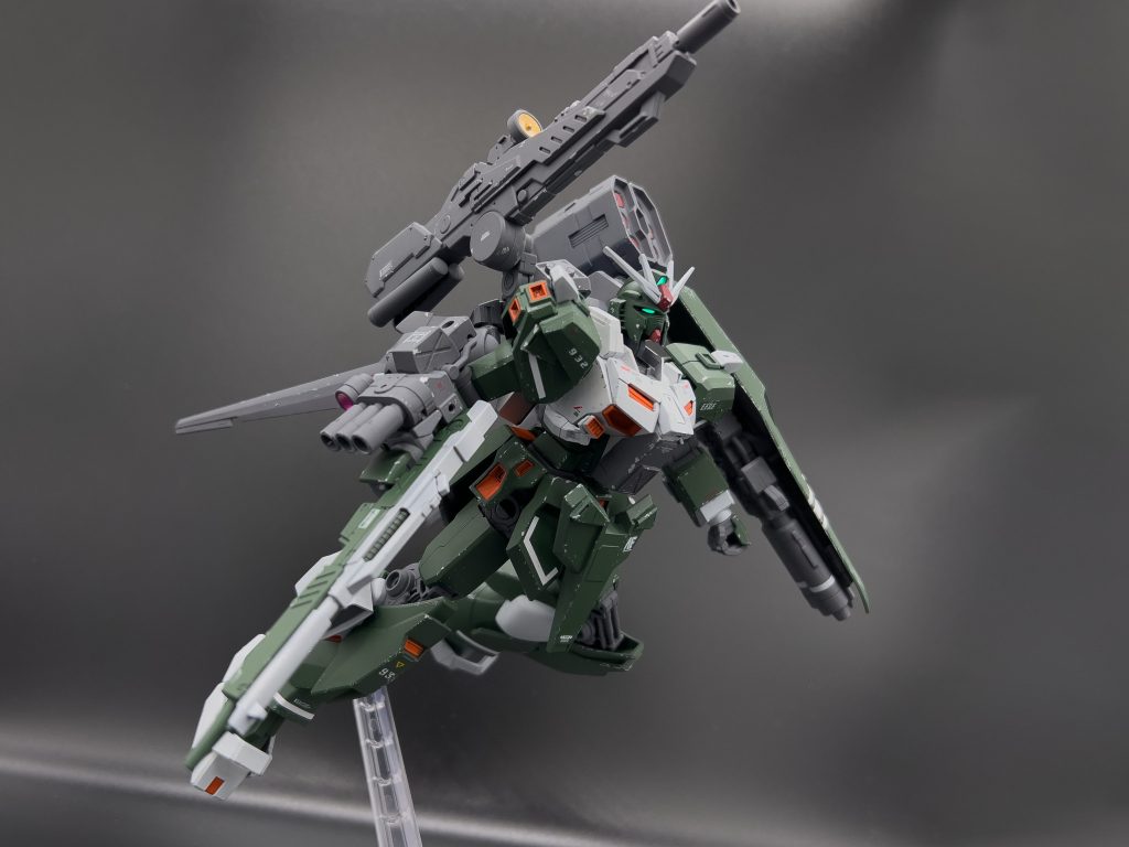 特に胸部周りの装甲がお気に入り。最初はセブンイレブンにあやかって「7門の射撃武器」にしようと思ったんですが、「11」の回収が無理すぎたのと頭部バルカンをカウントし忘れてたことに後から気づいたので無かったことにしました。