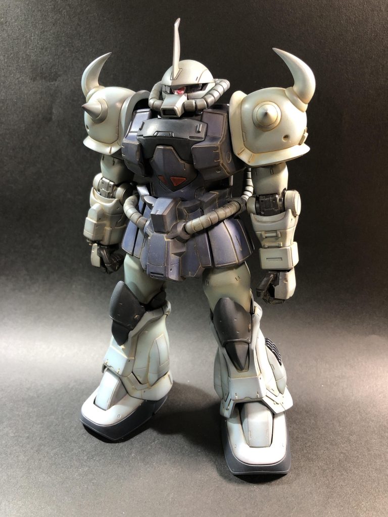 左側に装備が集中していて傾きがちなのでガトリングは右手持ちに加工して持たせるようにしてみました。