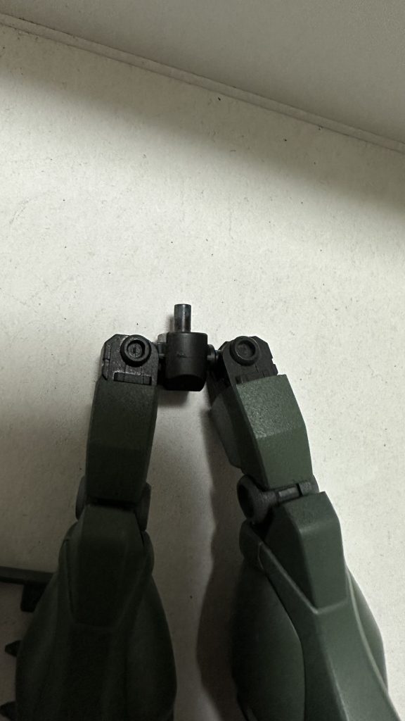 そして肩関節流用。これは元々の股関節を使うとアーマーからはみ出てダサくなるのでより短いアデルの余剰をそのまま使いました前回に引き続き大活躍ですね!