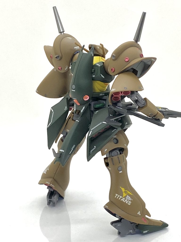 次に塗装ですが行きつけの模型店で専用の旧ガンダムカラーがまだ残っていたのですぐに購入しました・・・購入の際に「これ相当古いですが大丈夫ですか?」と店員様に聞かれてしまいました(笑)。中を見たら固まってはいないのですがかなりドロドロだったのですぐに真・溶媒液を入れて1日置けば良い塩梅になります。その間に装甲裏がよく見えているので、そこはニュートラルグレーをエアブラシで吹きはみ出した所はシンナーを付けた綿棒で拭き取ります。スラスターはメタリックで塗装するのでその個所はつや消しを吹かないのですが・・・フレームと一体成型になっているスラスターが結構あるので今回はつや消しを吹きました。肩周辺は合わせ目消しても成型色が茶色で白化が大変目立つのは予想通りで専用のガンダムカラーをぼかす様に吹きますと・・・成型色と同じ色で全く分からなくなりました。