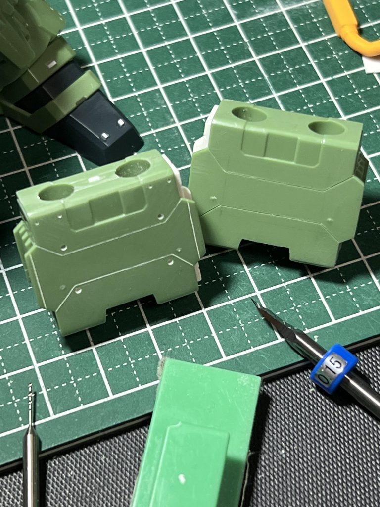 バインダーを取り付けるショルダー部分も素組はシンプルなので色を分けようかなと手を入れました