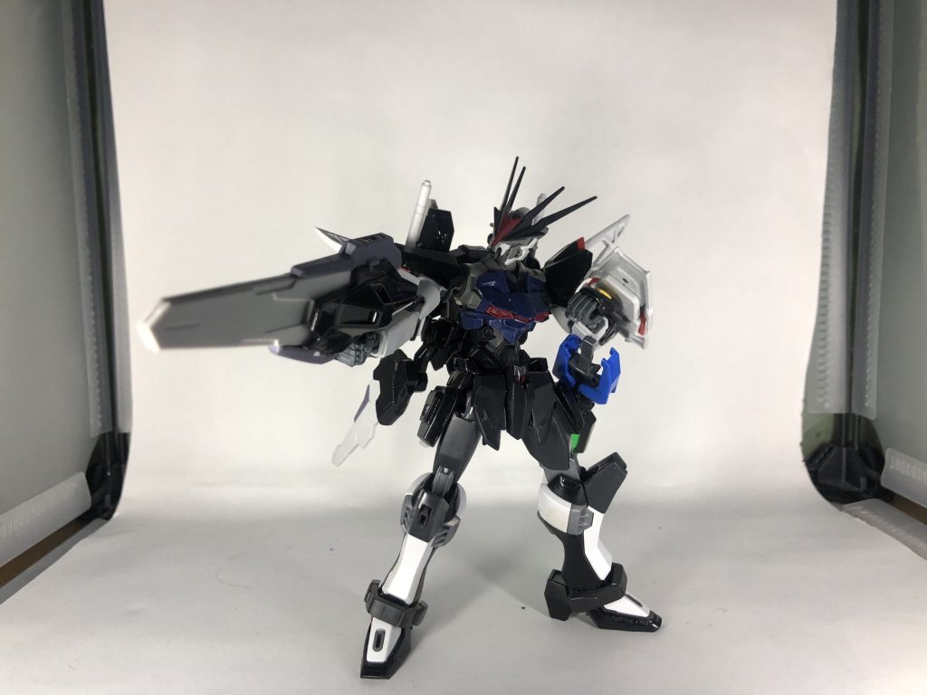 新武装1:ビット・ライフル一般的なビームライフルより一回り大きいこの武装は連射力や取り回しを犠牲に1発の威力を高めたチューンを施されている。また前後の白いユニットはパージが可能で、その状態ではパージ前の2割上回る1発を撃てる他、ビームブレイドとしても使用可能。新武装2:ビームサーベルバックパックに2振り装備されている近接武装。一般的なビームサーベルと性能は変わらない。新武装3:ガントレット右腕部に装備している小型のシールド。本武装でビーム攻撃を防御すると視認不可能なバリアが展開され、Iフィールドと似た効果を発揮する。だが、展開範囲が小さいため、緊急時に使用する程度になっている。