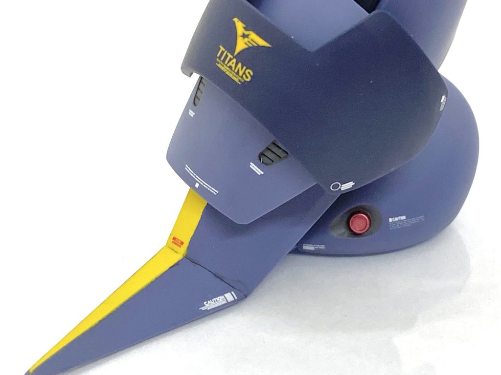 脚部の黄色いラインもマスキングしてエアブラシを吹いています。