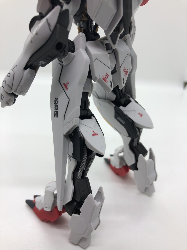 足の見えるパイプの部分にもしっかりと部分塗装。