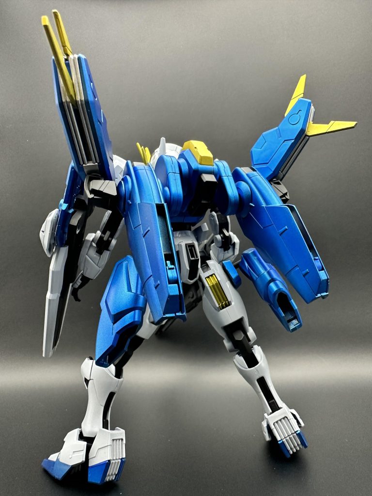 フライトユニットもこの機体用に塗装を合わせました。背中が変わって余ったバーニアパーツは腰へ。そのままでは付けれないので3mm丸棒をかませてます。