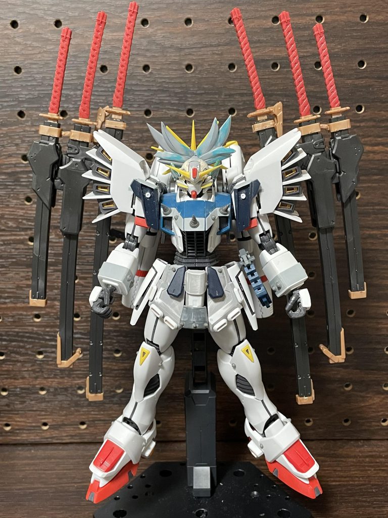 刀は重装兵型女子高生から。MGのF91を3体使ってます。肩の飾りは、SDCSシスクードのバインダーのパーツから。フロントスカートや足の甲のガードは、MGフリーダムから。