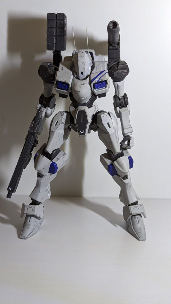 正面から。頭部ユニットと胸部の凹ディテールがこだわりポイントです。バイザー周りはシュヴァルべグレイズの頭部装甲をそのまま移植しました。アンテナロッドは伸ばしランナーで作成。ビームガンはロングバレル化しています。チッピングに初挑戦しましたが、まあまあいい感じじゃないかなと思っています。ちょっとやりすぎ感がありますが。