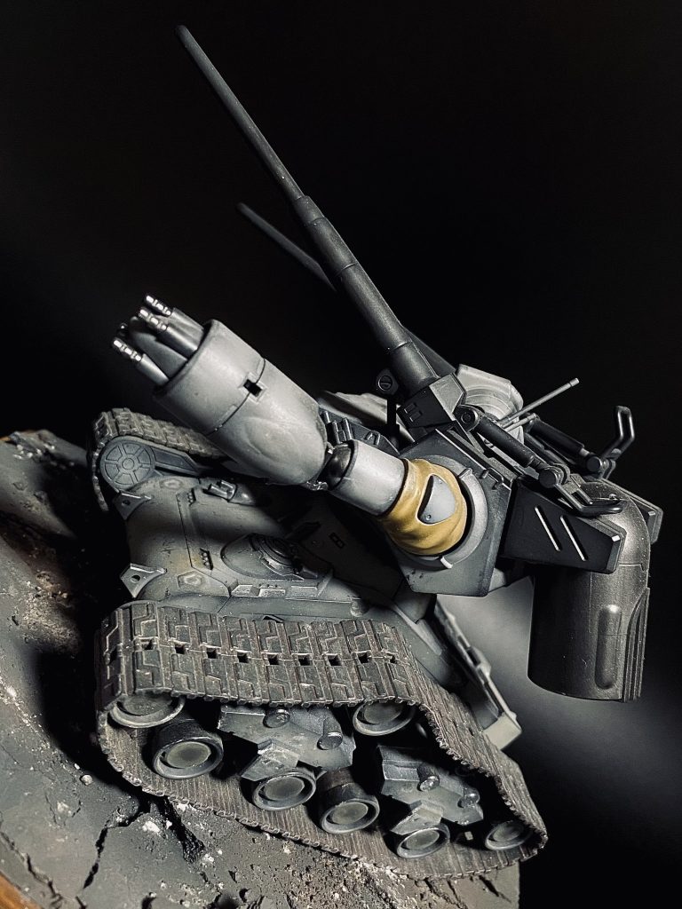 両肩のシーリング(?)部分は可動のための分割線があるのでパテで埋め、腕の機関砲の廃莢穴を開口したくらいでほぼ無改造です。
