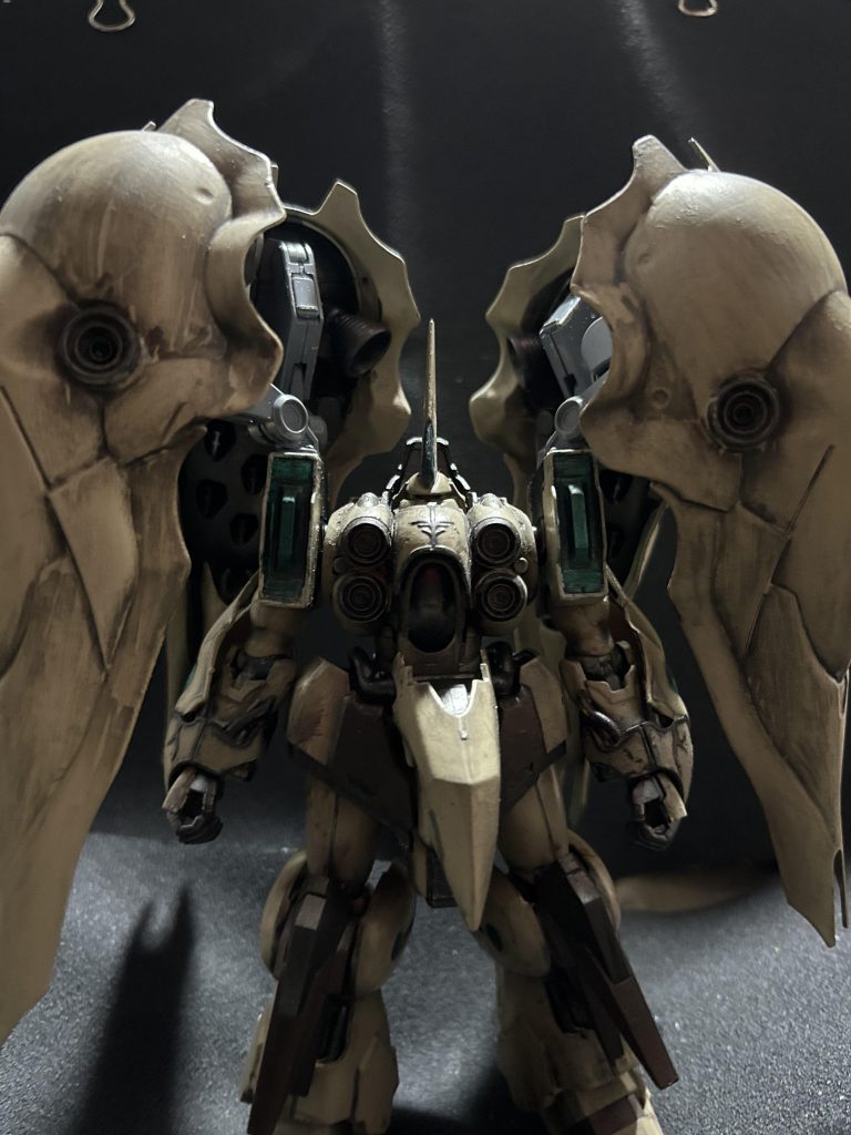 まずは正面です。全体はタンをメインにぬり所々でレッドブラウンや焼き鉄色を筆塗りしてますその後乾燥後艶消し→リアルタッチマッカーを塗りメラミンスポンジで上から下へとインクを伸ばしてます。メタグリーン部は内蔵式のサイコフレームをイメージしてます😊