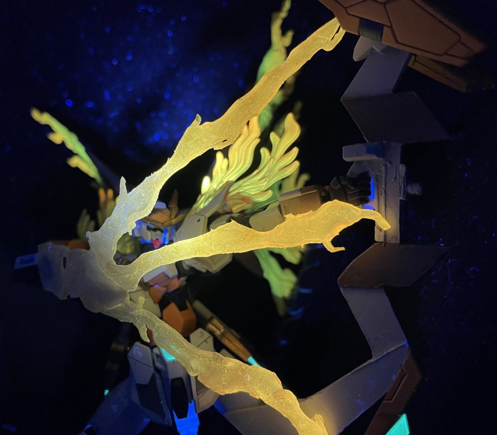 緑の箇所や炎はブラックライトで光ります