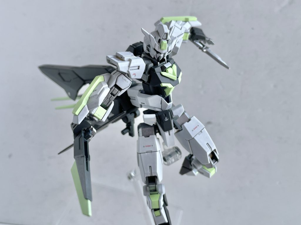 付いている剣は外して持たせる事も出来ます