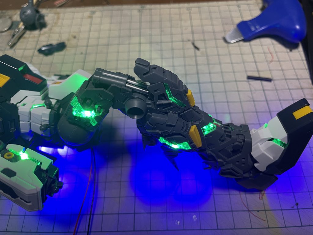 足のLED仕込み。ユニコーンガンダムもですが太腿内のスペースが少ないのでコネクターへの接続変換は膝裏で繋いでます。3Pコネクターが入手出来たので次回ユニコーンガンダムはバーニアとサイコフレームを別電源で発光できそうです。