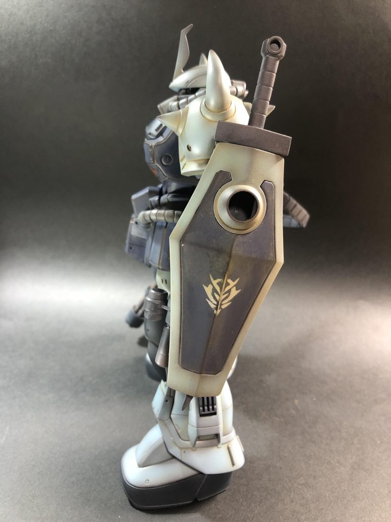 今回はデカールを使わないでグラデーションとウェザリングで作成したのと、ジオンマークは塗装で表現してます。