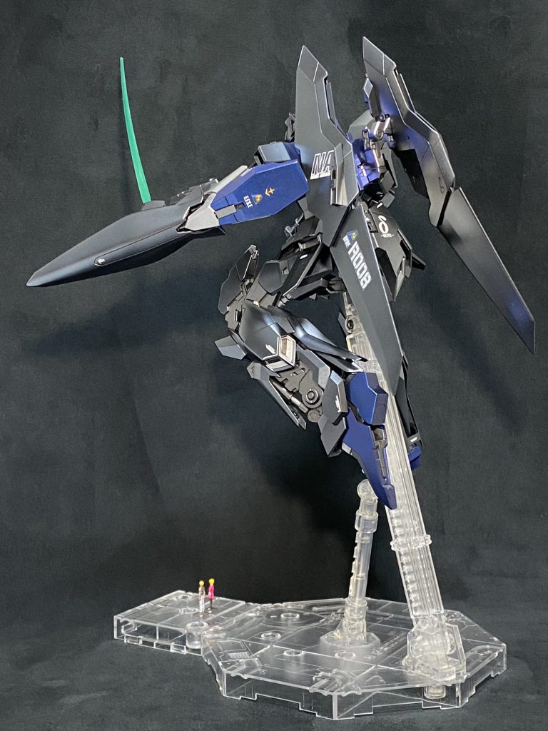 箱絵を基準にポージングして見ましたが〜アレー肩が上手く動きませんがな。珍しくサーベル持たせておりますが何がどこでトレードされたのが何かのサーベルを代用w