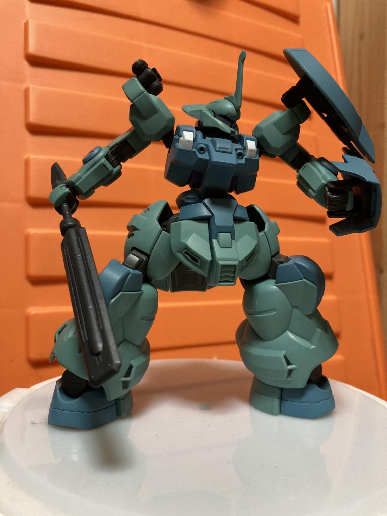 武装は標準的なディランザのものに加え、ヒートパルチザンを装備している。また、左肩のシールドは円形の物に変更され、追加でガントレットシールドも装備している。