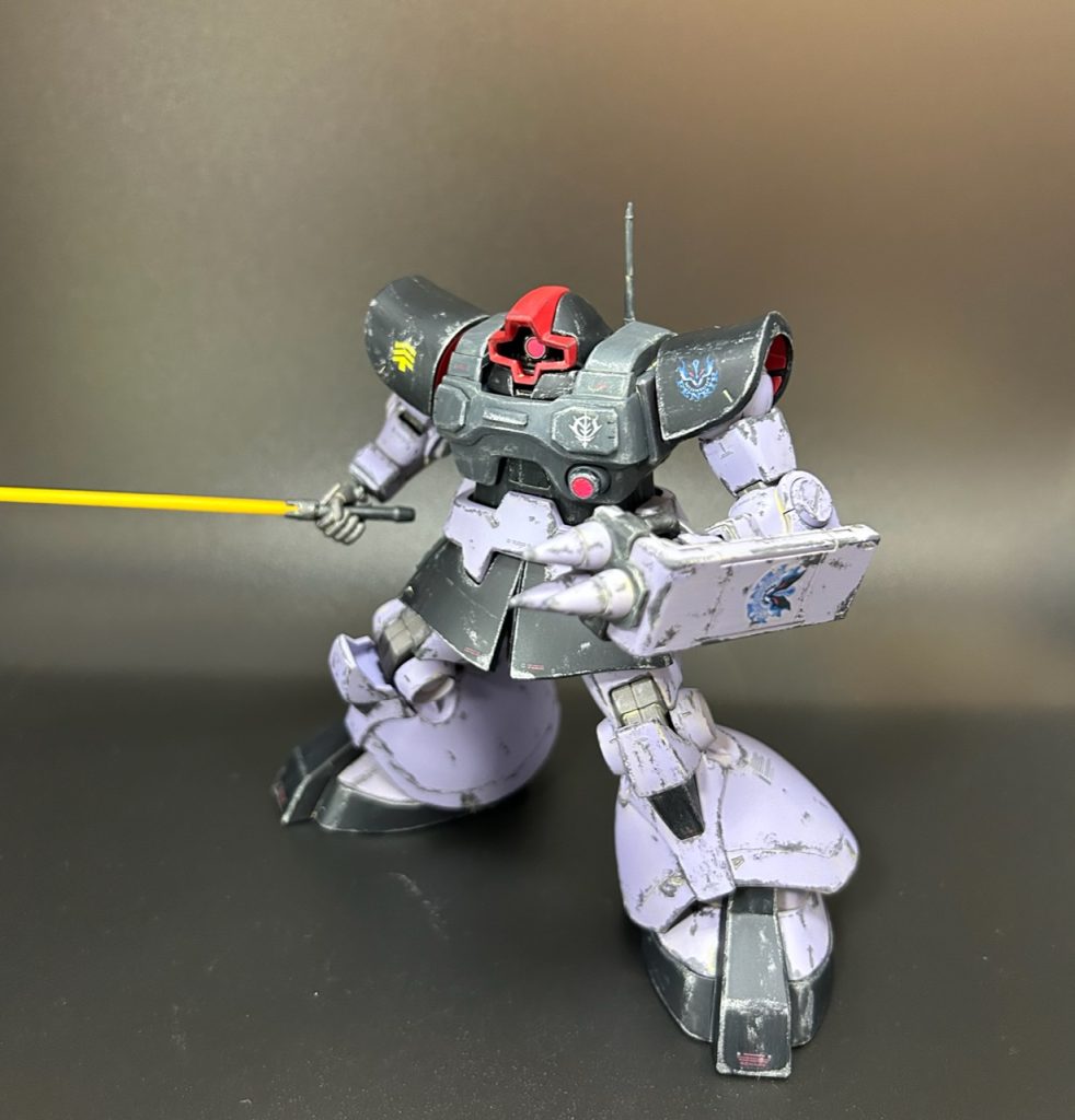 シールドはザクカラーにしようか迷いましたが、ドムと同じ紫に塗装しました。今回のドムは手首のポリキャップを別キットの物に変えたので、HGシリーズの物が使えるようになっています。