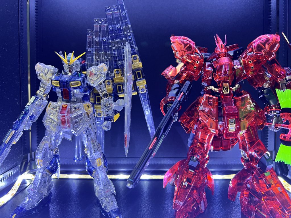 最後にクリアカラーのνガンダムと。この2体を並べたくて作りました。