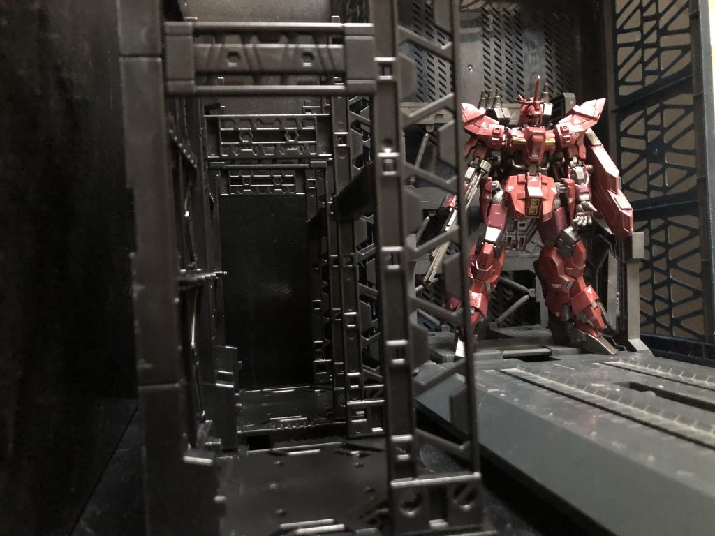 oyz「バルギルはギラ・ドーガのジェネレーター出力 1.5倍に相当し、ガンダリウム合金装甲を採用しつつ多数の推進器を配置しすることで軽量化を促しつつ他の実験機よりも高い運動性能を実現しました。」シャア「私の心配を無視するか。やるな。」oyz「話の腰を折らんでください。コレだから偉い人っていうのは...!」シャア「む...。それは済まなかった。説明を続けてくれ。」oyz「気をつけてくださいよ、大佐。」シャア「下手に出ると付け上がるとは。気に入らんな。」oyz「いいですか〜?説明を続けますよ。えー、バルギルは全体的にサザビーと同様のレイアウトで肩部や頭部、リアアーマー、バックパックなどにサザビーとのつながりを見ることができる外観となっています。ファンネルが搭載されてはいますが、機体に搭載された次世代サイコミュシステムは要求スペックを満たしておらず、システムの不安定さとアゴスの感応波の弱さから、特に大佐には起動が難しいモノとなっております。」シャア「説明はいいが、私に対する配慮が足りてはいない様だ。」oyz「嘘はいかんでしょう、嘘は。」シャア「相変わらずハッキリとモノを言うな、室長。」