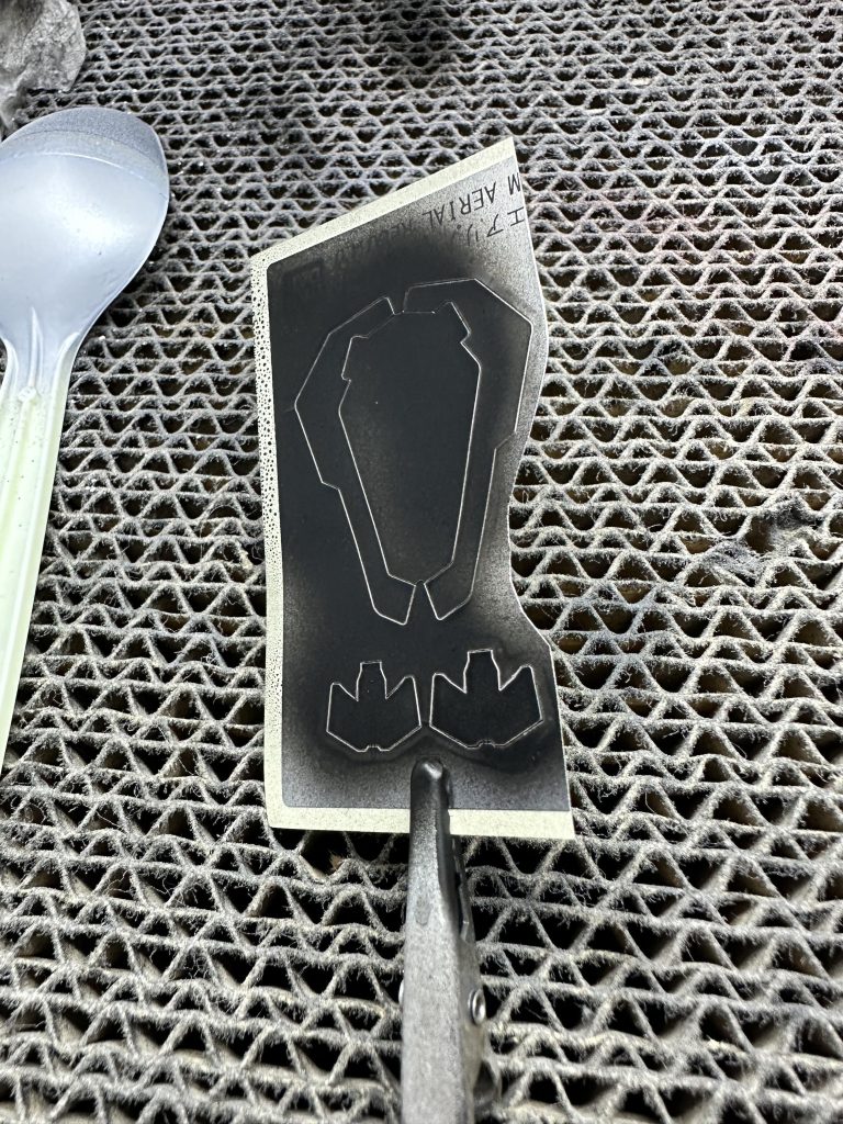 シールド色分けシール部分はこうやって黒サフ吹いてから目的の色にしてます。