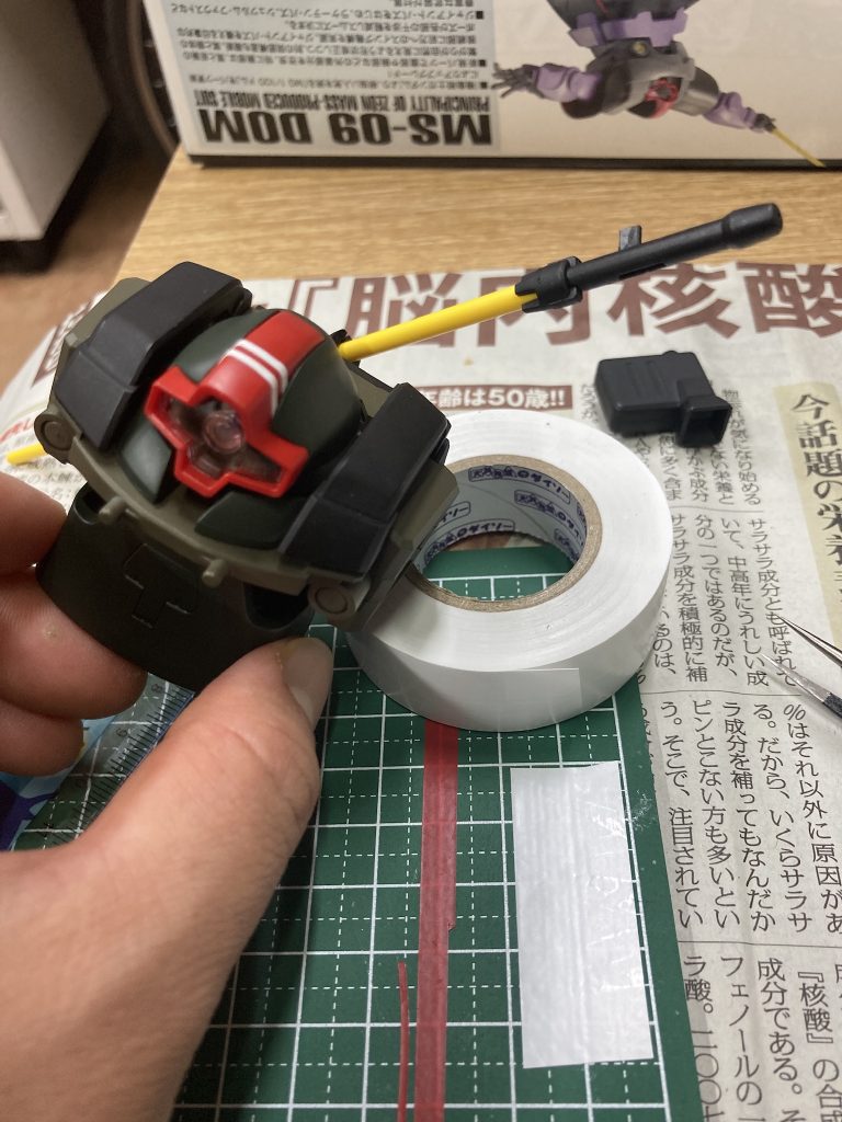 頭の2本線もビニールテープでw
