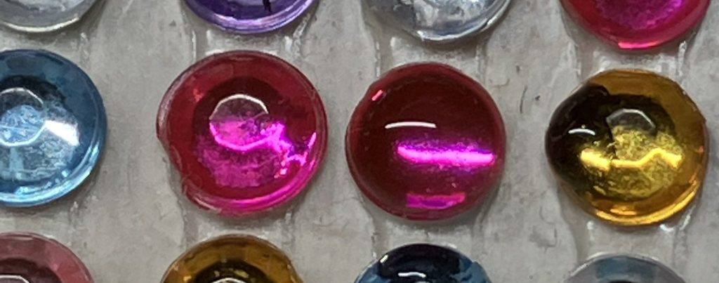 そのままでは多角形で見た目が悪いのでクリアを上から乗っけるように塗るととなだらかな球体になるのでモノアイに使えます。(ピンク色の2つ)モノアイの縁はwaveやコトブキヤの丸ノズルを使っていますがどうしても大きくなりすぎるので考え物です。。。