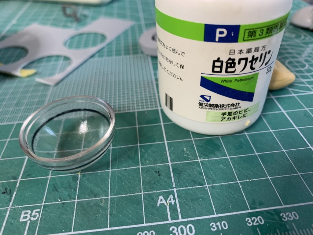 四肢、胴体はノーマルデミトレーナーとほぼ同一の方法にて切り詰め。頭部も基本的には半円のプラパーツをもちいてパテで型取り、それを細かく加工して作成しています。