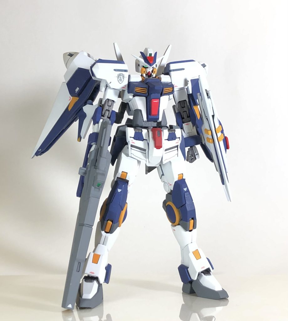 それはリボンズが遺したもうひとつのガンダム 擬似太陽炉型ツインドライヴ対応試作機ガンダムダブルオーリボーン スパイであるアニューから得たツインドライヴのデータを参考に初めて作り上げた機体。各部に他のガンダムに似た作りをしているのは、ソレスタルビーイングの機体データを流用してる為ウイングバインダーによる高い機動力を活かし一撃離脱戦法を得意とするが、より多数を相手にする為リボーンズガンダムに軍配が上がる事に