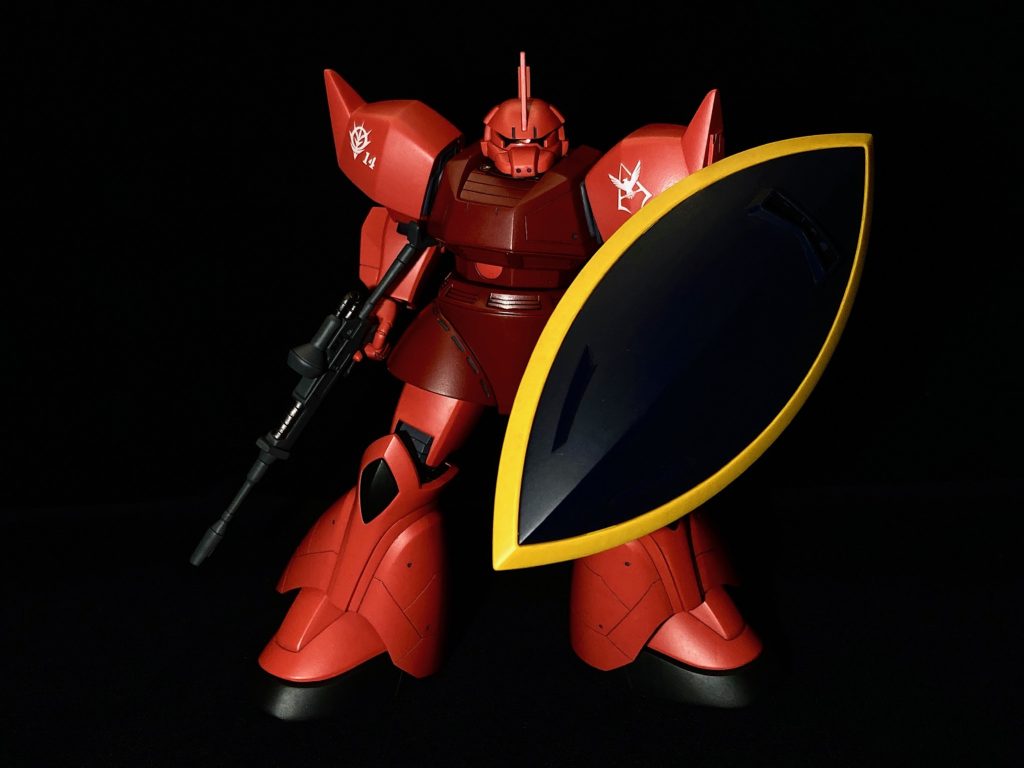 シールド構えて。シャアは背中に背負ってる印象が強いんですが、この巨大なシールド構えても中々サマになりますね。