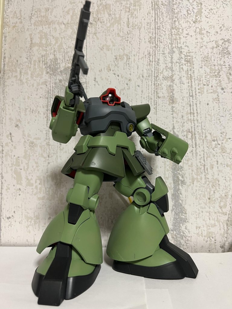 ザクカラーなので、ジャイアントバスはやめてMMP-80マシンガンとスパイクシールドの軽装備で高起動なイメージをアピールしたつもりです。