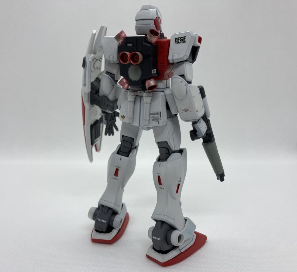 バーニアは薄く削ってみました。ガンダムマーカーの赤で内側塗ったのですが、外側にも色がついちゃったので、ガンダムマーカーのシャインシルバーを上から塗ったらピンクになっちゃった。めんどくさいのでそのままにしました。