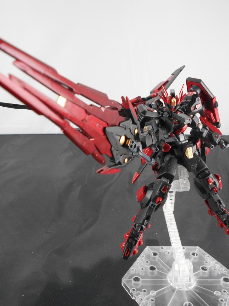 カレトヴルッフフェーダー改、「アティラ」。カレトヴルッフフェーダーを大型剣に改修、肩部にマウント時はビームキャノンとして使用できます。「アティラ」はギリシャ語で「業火」のアナグラムです。