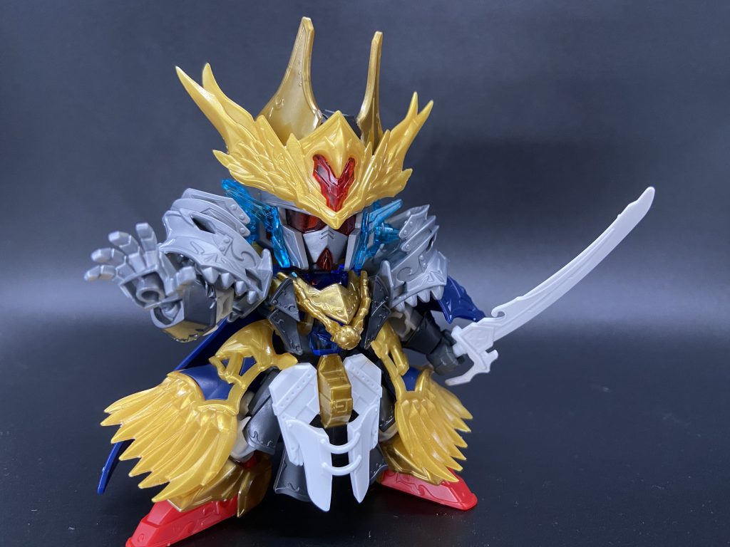 初手にしてほぼ最終稿。笑過去作は薄汚れた印象でしたので、逆張りで貴族系の華やかなヤツにしたいと思い、今回はベンジャミンにアーサーをプラス。カッコいい×カッコいいはやはりカッコよく、これ以上は蛇足にしかならない気がして初手でストップ。笑今回やった工作は•海賊帽かぶれるように調整•角の微妙な形状変更•ダルい部分のシャープ化•顔のへの字スリット埋め•肉抜き埋めです!