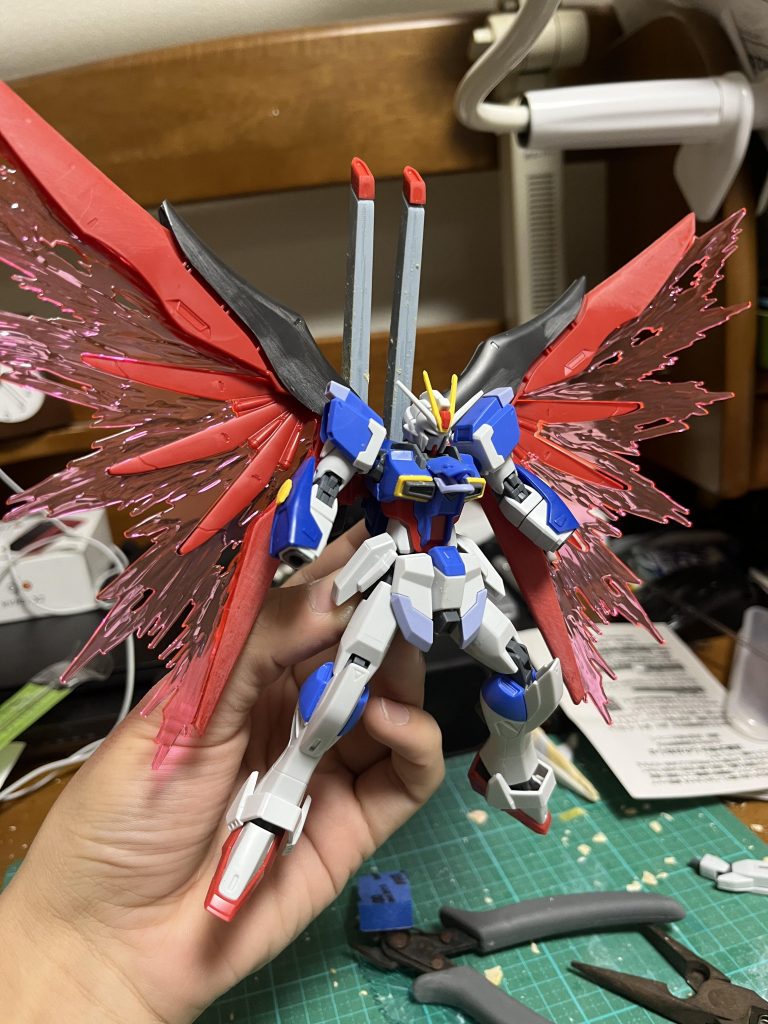 塗装前ですね。これじゃあただのデスティニーなんよな、色合い的に笑嫌でも楽しかった。手も部屋も汚くなったし臭くなったけど、改造するの楽しいね。ミキシング、もう1回くらいやりたいな