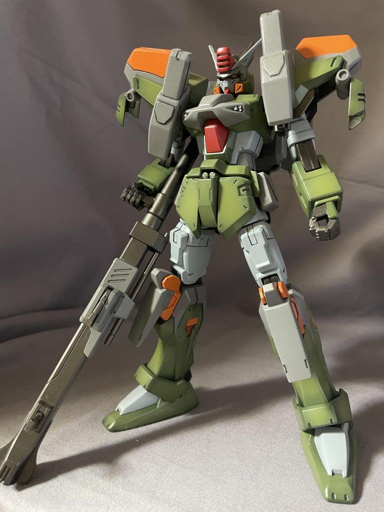 キットは1/100バスターを基本に追加パーツをあちこちにくっつけていく感じになるんですが、太ももの追加パーツが足長効果を生んで、絶妙にスタイルが良くなってます♪