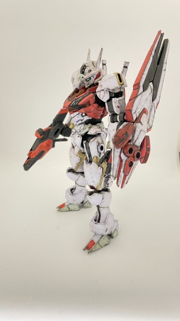 関係者にもガンド技術は使われていないと通達されているが、実際には実験用の新型ガンド技術が搭載されているパイロットはスレッタの代わりに水星へやってきた孤児である10代の少年彼は新型ガンドの被験者だが、本人もそのことを知らない