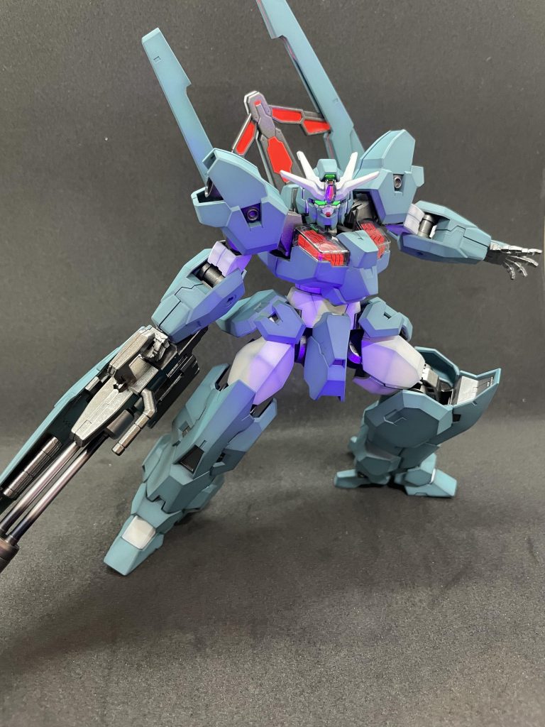 発光部は蛍光塗料でビコーンシステム搭載です。さすがに、ガトリング片手持ちは保持力が限界。。