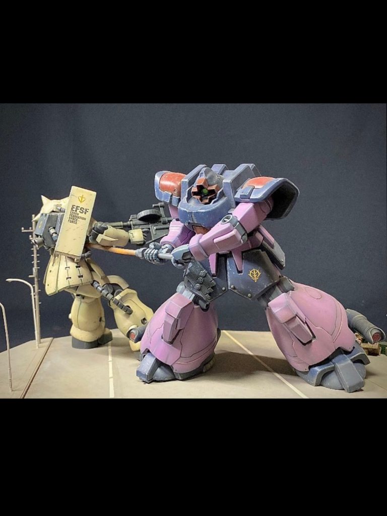 電柱、街灯、フォークリフト&パレット積みの荷物(ドムに隠れて見えませんが)はNゲージのストラクチャーから。