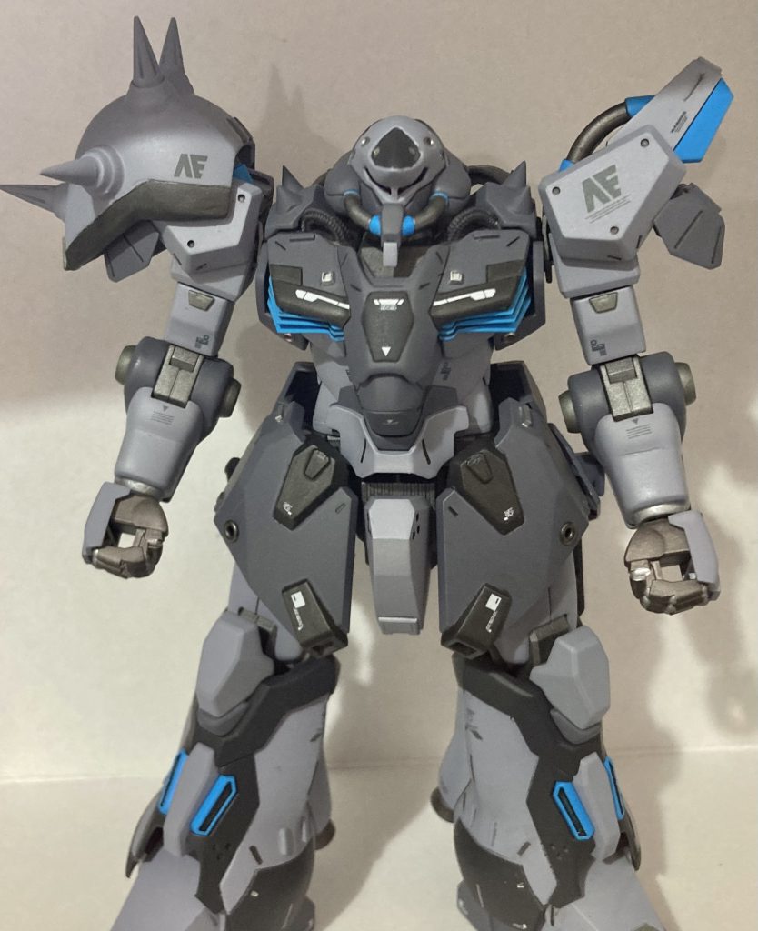 リベットの一部は百均のハトメを利用。手の付け根は余剰パーツを加工して埋めています。スパイクマシマシにしたのできっと攻撃力も上がってるはず。