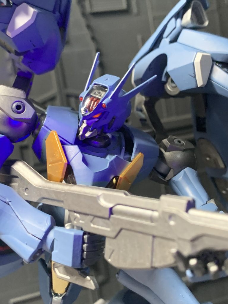 本当は他のシール部分も光るのですが、厚塗りになってしまった影響で塗膜がポロポロと剥がれ、綺麗には光らなくなってしまいました。次回は頑張りたいです。