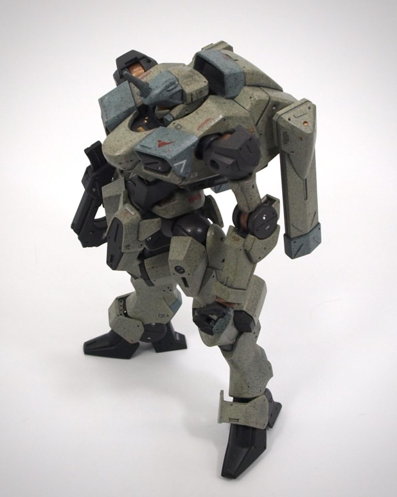 エラン４号搭乗機ということでアスティカシア学園のエンブレムを制服と同じ左胸に入れています