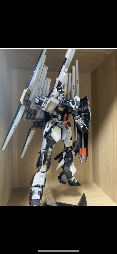 腰アーマはHWS接続部を埋めてスジボリしてます。肩アーマの出っ張りをカットすると肩のデカさを誤魔化せてスリムに見えます。しかし、常にサイコフレーム発動中となりますー。顔もでかいので頬を削って誤魔化してます。