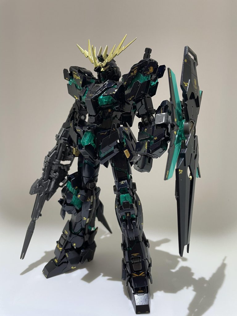 黒サフをベースにダークマイカーブルーとダークブルーの2色に分けて塗装していますアンテナ類はガンダムマーカーのホワイトゴールドを使い目立ちすぎずかつちょうどいいカラーを目指しました