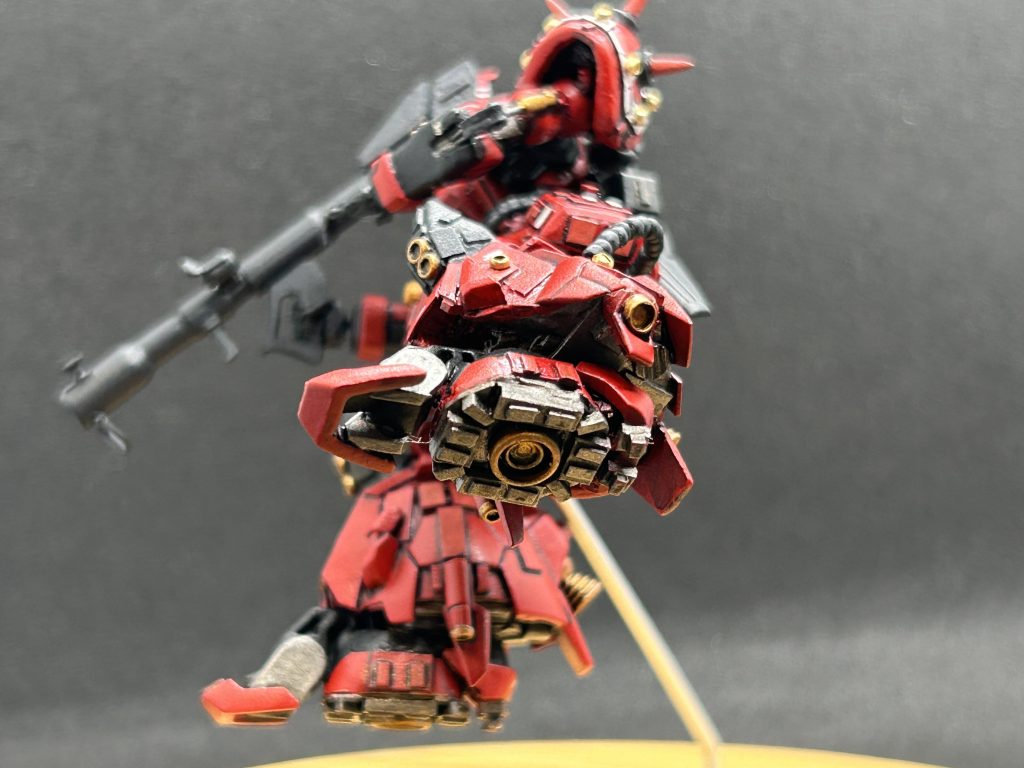 かなり独自アレンジが強めの造形になったので、好き嫌い分かれると思いますが、個人的には好みの造形に出来たと思います。分かりにくいですが、肘のシリンダーは付け根がせり出す解釈で作ってます。