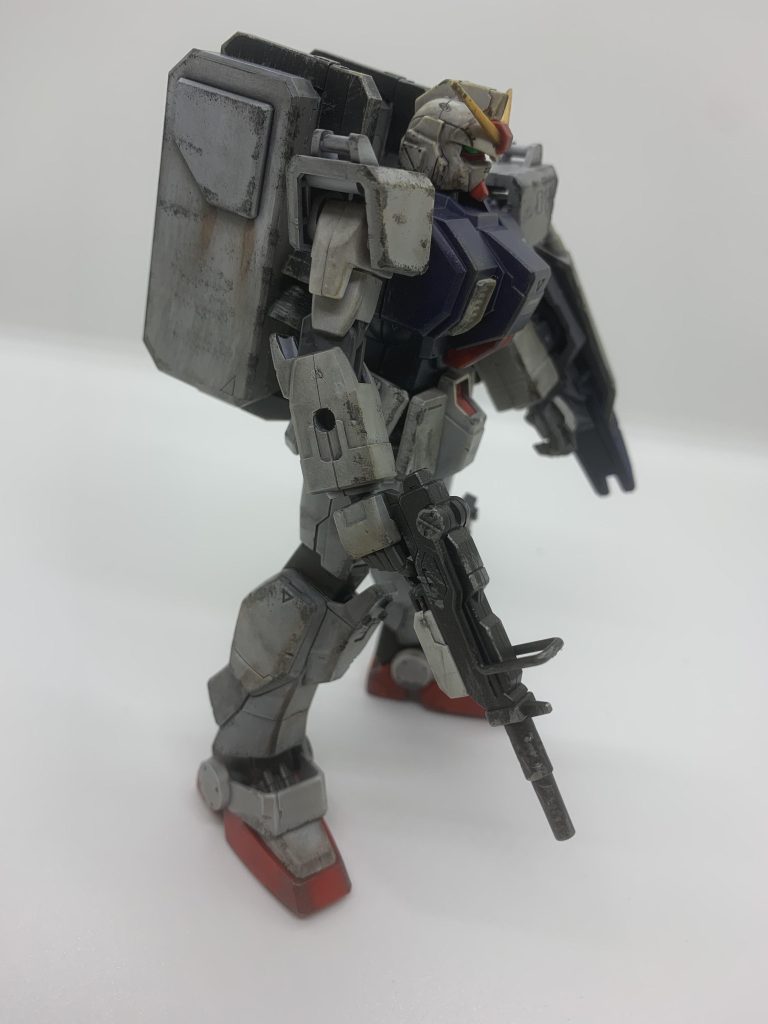 武器やラックにはチタンシルバーのドライブラシで擦れ表現を施しています。