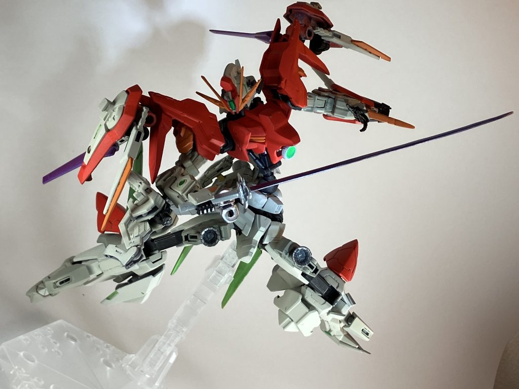 太刀「夢幻」１ミリプラ板を切って作りました。鍔は「無限」をイメージして「∞」の記号を合わせました。また鞘のX字の紋様も無限にちなんで螺旋状になるようにプラ材を張り合わさせました。カラーリングはパープルをベースにピンクとブルーでグラデーションを作り、夢幻の儚げなカラーに仕上げました。「夢幻」という太刀の名前には「夢や幻を切り裂き無限の未来を切り拓く」という意味を込めて名付けました。