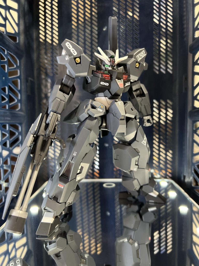 スパロボのノリで地球圏各地で多発する原因不明の空間転移現象により、いくつかの並行世界が一つになった世界。UC0098、空間転移現象により出現した未知の勢力に対抗すべく新設されたロンドベル治安維持遊撃部隊しかし急造部隊ゆえに戦力不足は深刻なため、並行世界にあったオックス.アース社からアナハイムに提供されたのちに調整され、特殊戦略作戦室機動９課において試験運用のため配備された機体。という妄想であります😅 