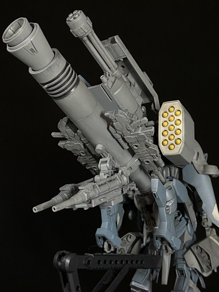 後ろはこんな感じです。サブアームは旧HGインフィニットジャスティスのもの。手首代わりにHGジ・Oのクローをポリキャップ接続してます。