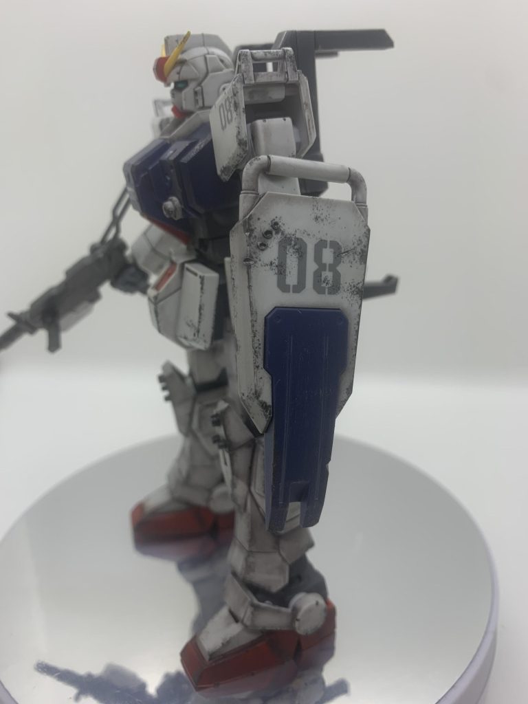 塗装前に全体的にデザインナイフで少し切り込みを入れて、ぶつかってできた様なダメージを表現、シールドには半田ごてを当てて弾痕を表現してみました。