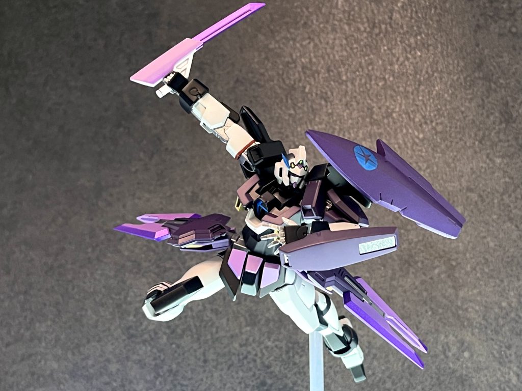 セカンダリーウェポンは小刀「夢幻」。刀身が短い片手剣で、平時は左肩に装備されたシールド「ベテルギウス」にマウントされている。もともとは「泡沫」と合わせて一刀の大太刀であったが、とあるガンプラバトルで折れてしまい二刀に打ち直された。